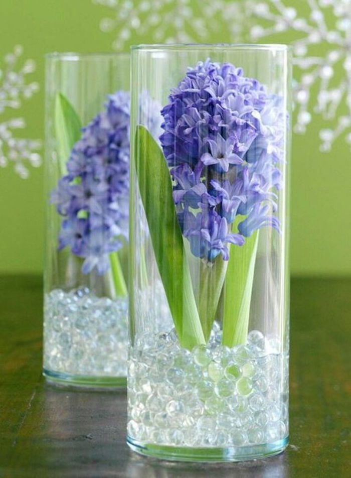 Becuri de flori în sticlă cu pietre decorative, zambile