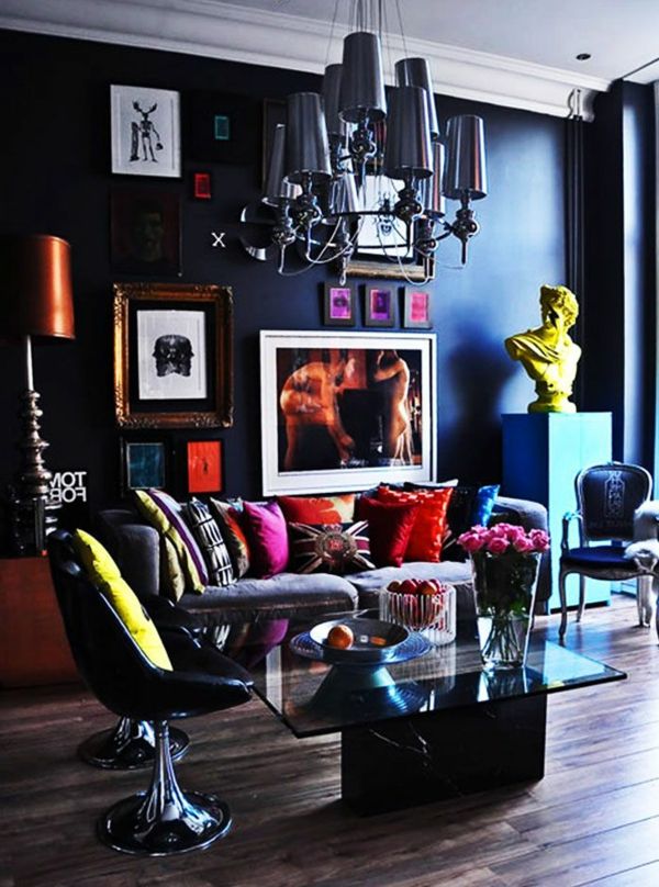 Extravagantné obrazy a čierne steny v elegantnej obývacej izbe