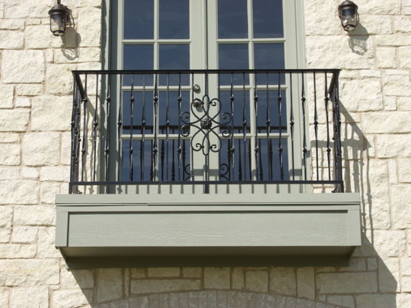 Železné zábradlie po druhom, balkón-s-ornamentami