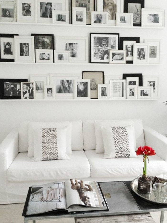 Vegg ideer-hvitt-sofa-mange rammebilder-on-hyller