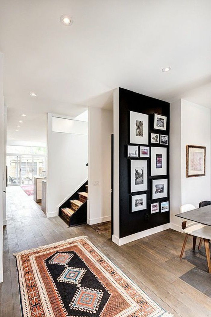 Vegg-svart-as-aksent-vinyl gulv og teppe-i-korridoren