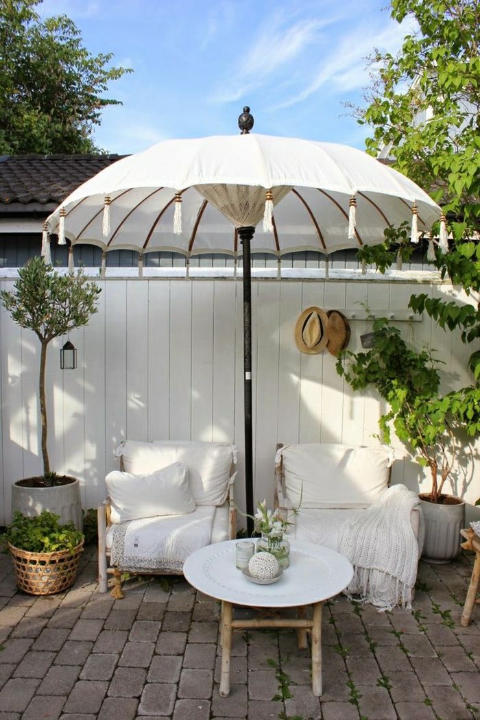 Záhradný slnečník stužky záhradný nábytok krémovo farebné kvetináče slamené klobúky