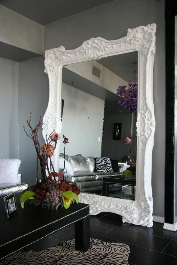 Elegantná obývacia izba so sivými stenami a vkusným zrkadlom