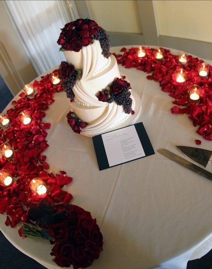 Okraski za poroko-s-rdeče-cvetni listi vrtnice in svečke