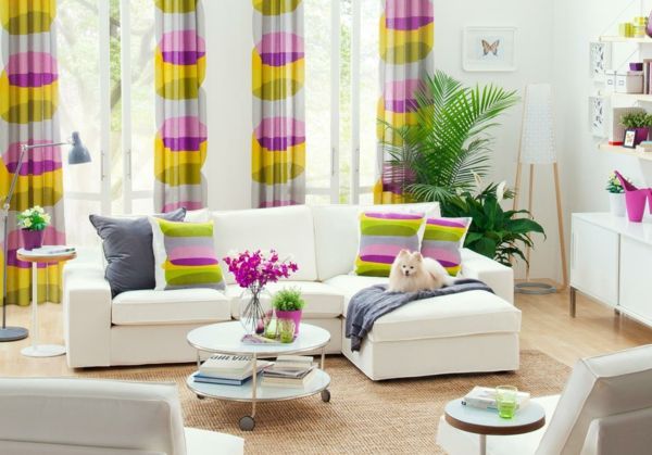 salon - narożna sofa z kolorowymi poduszkami