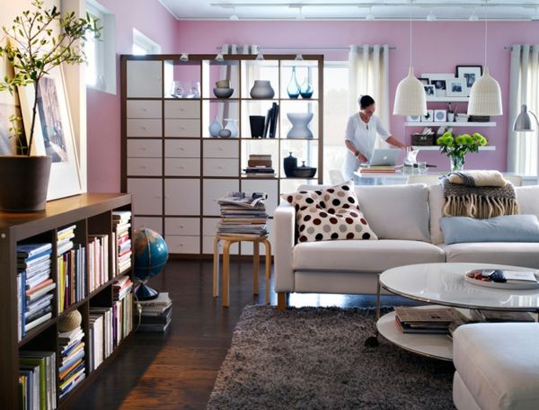 konfiguracja salonu - biała sofa i system półkowy
