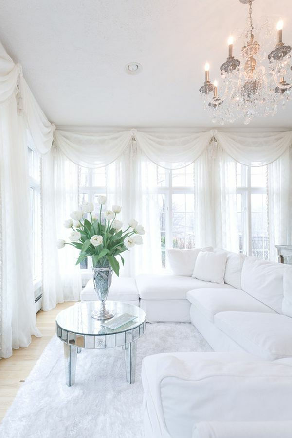 Biele prvky v obývacej izbe pre elegantný vzhľad