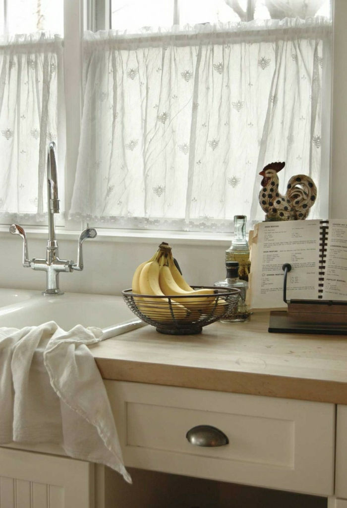 Kuchynský drez uterák a banán kuchárka a bielej záclony