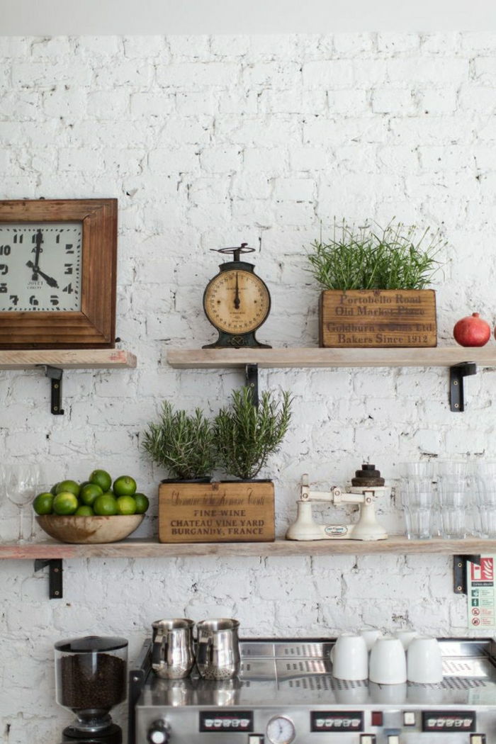 Kuchnia-stare zegary ścienne elementy rustykalne