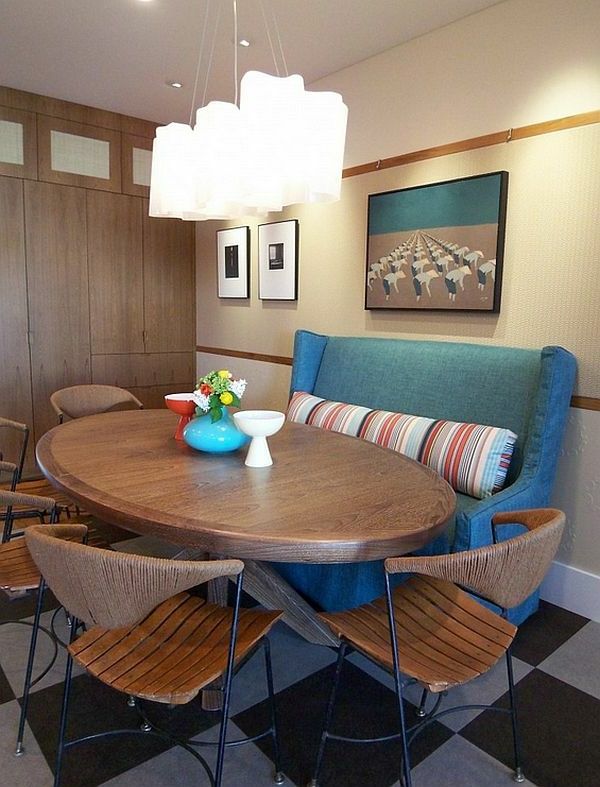 Stoličky a farebná pohovka v útulnej jedálni