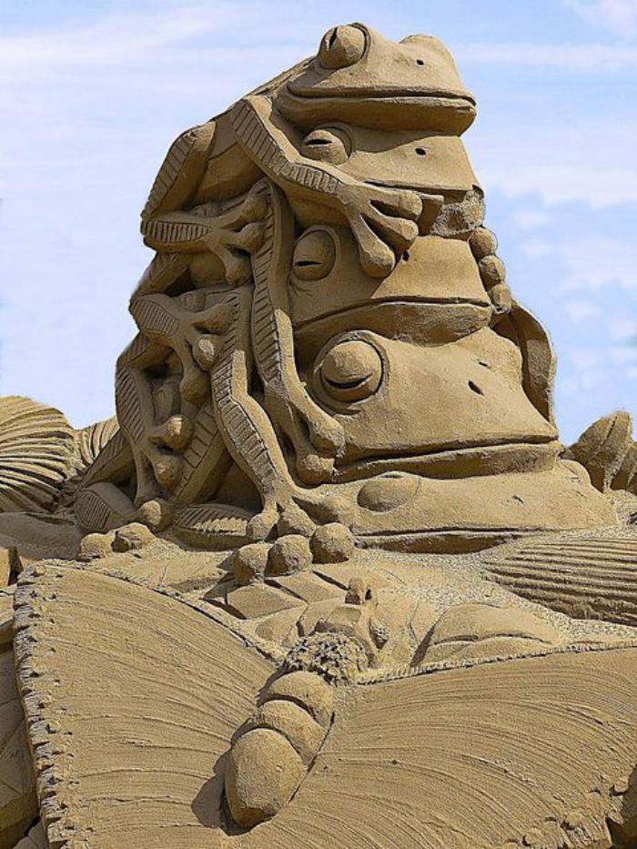 scultura arte fatta di sabbia rane-successiva