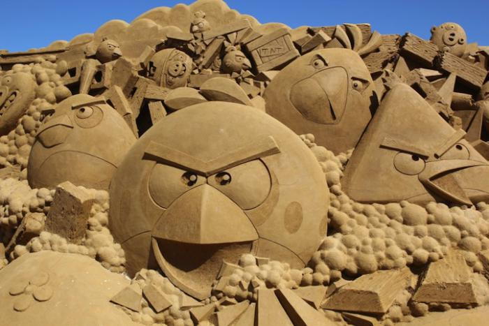 scultura arte fatta di sabbia-arrabbiati-birds
