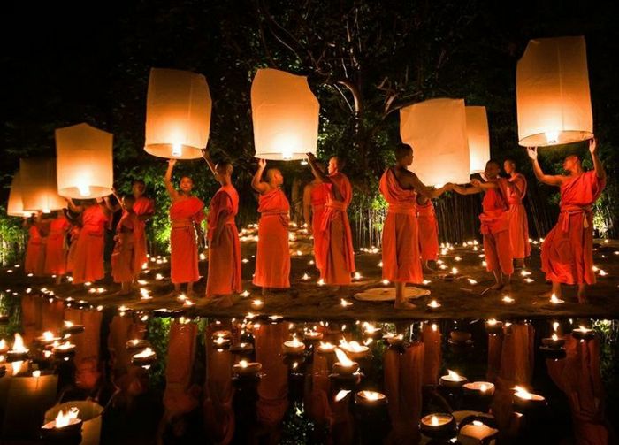 Monks flygande Lantern Thailand