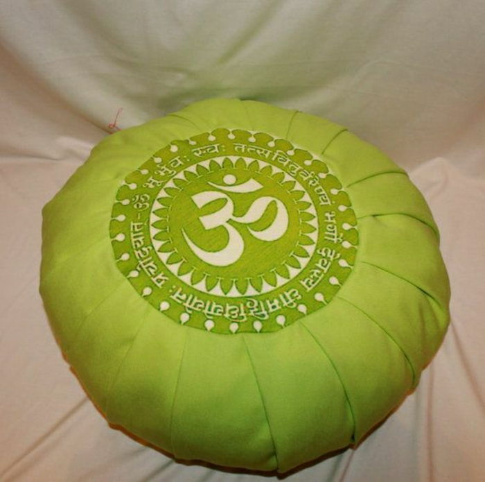 Meditacija pagalvėlė žalia-balta-hieroglifai