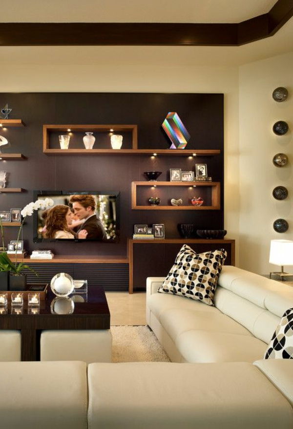 Hnedé farby v obývacej izbe s extravagantným regálovým systémom