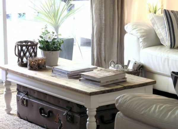 Svetlá obývacia izba so zaujímavými dekoratívnymi prvkami a dreveným stolom