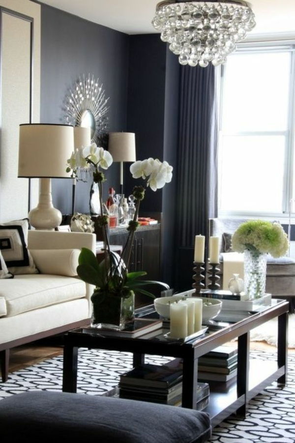Luxusná obývacia izba s pútavým dizajnom - šedé záclony a sklenený luster