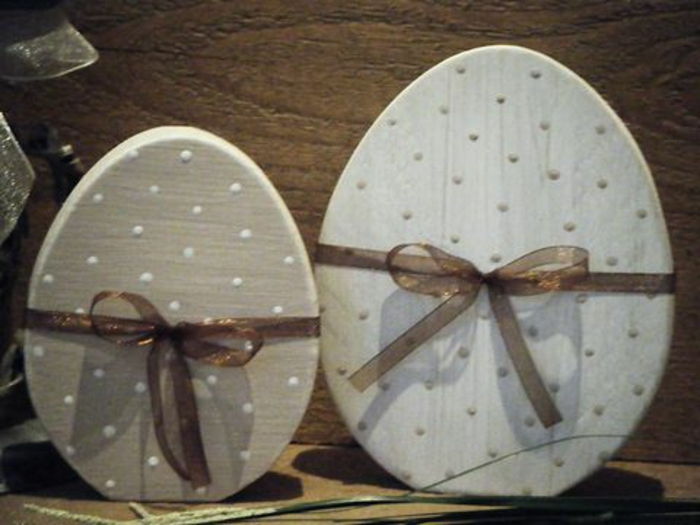 Leseno jajce je okrašeno z lepimi loki