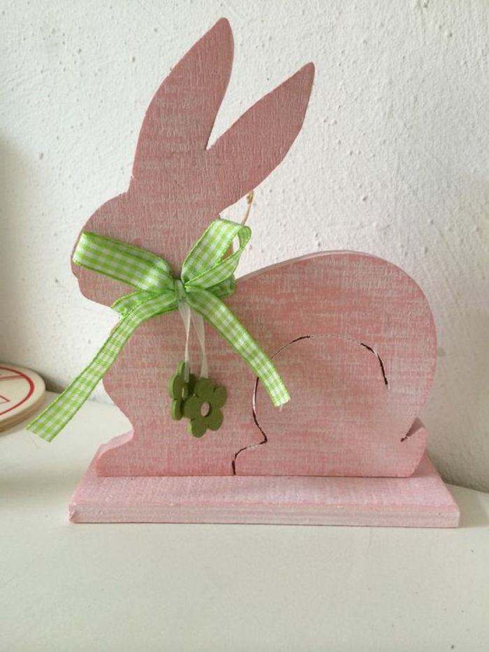 Velikonočni zajček z zelenim lokom in cvetjem iz lesa