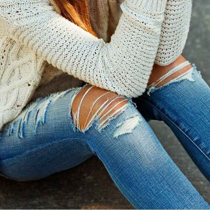 Sweter kolor kremowy dżinsy podarte z-