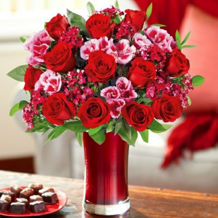 Roses-sende-in-vase-rød