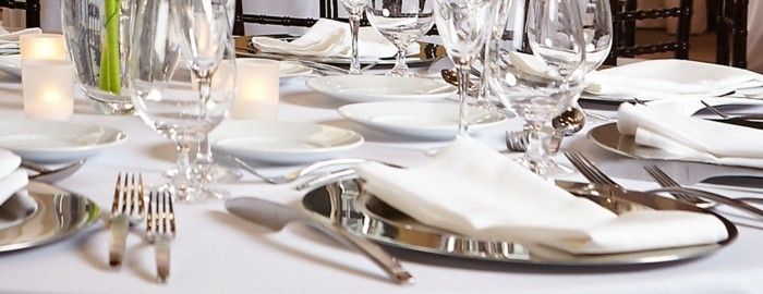 Lepa miza dekoracija-s-srebrno-plošče