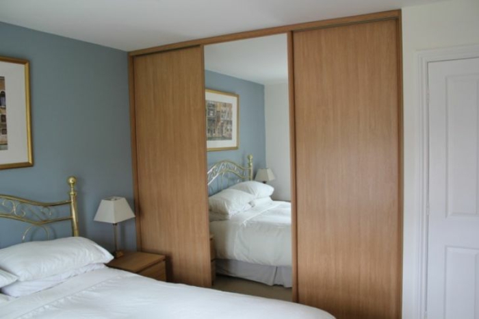 porte scorrevoli-proprio-build-con-specchio-e-il-camera da letto-salva-spazio