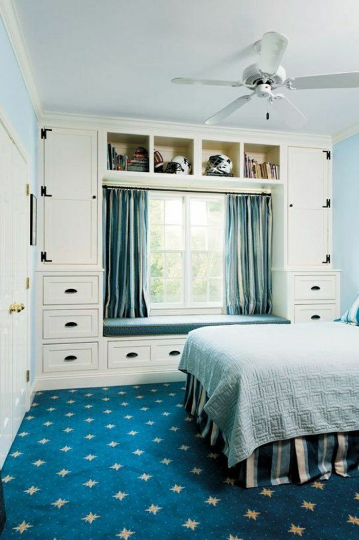 Spálňa elegantná konštrukcia, modrý koberec lôžkoviny opona malé Fenszter biele skriňa