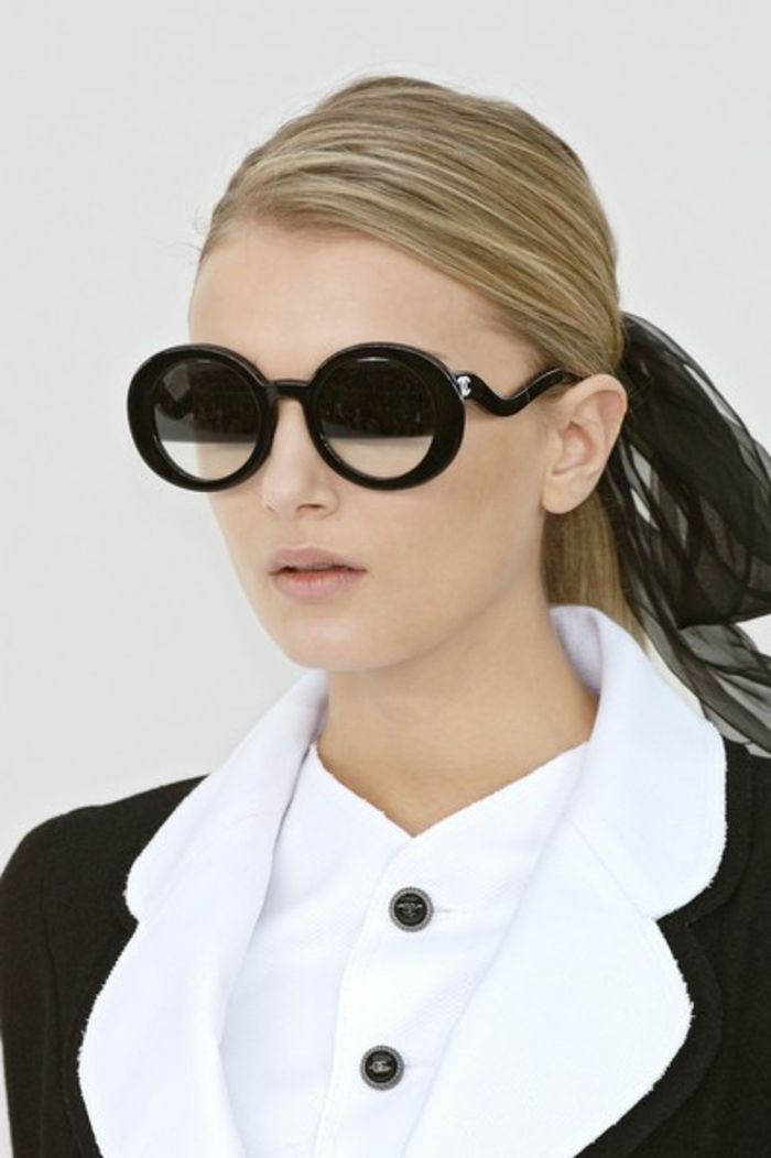 Solglasögon Chanel oval svart