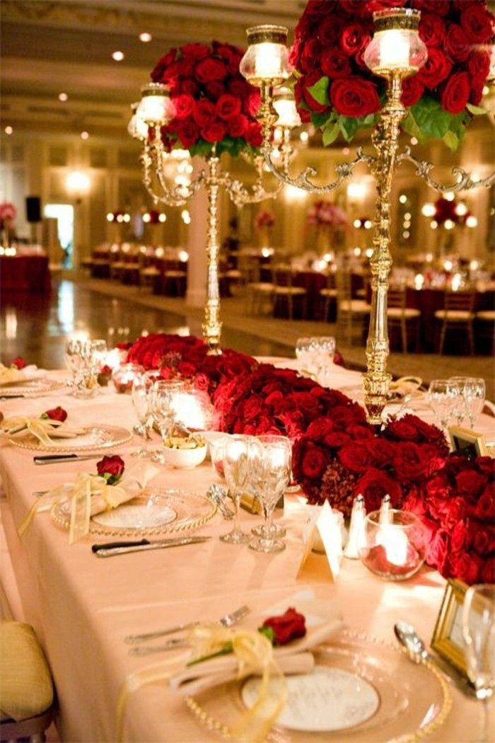 Tabela dekoracijo poroka okrašena-with-rdeče-vrtnice