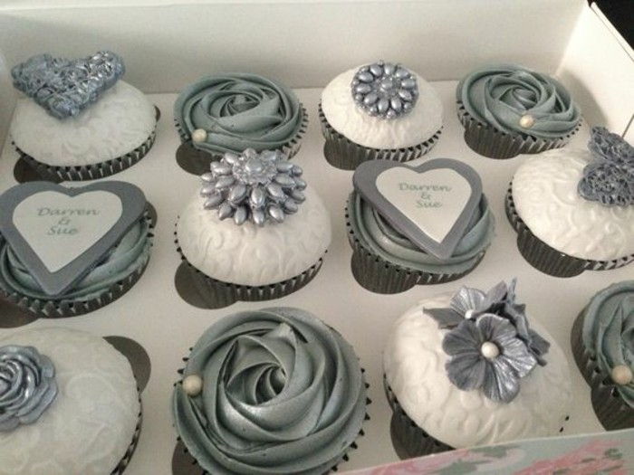Bordsdekoration-for-silver bröllop cupcakes-in-silver