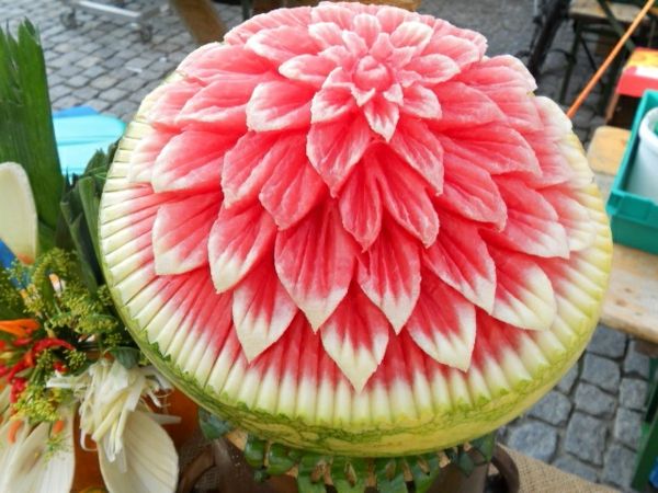 Piękna rzeźba-kwiat Watermelon
