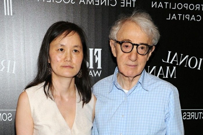 NEW YORK, NY - JULY 15: Woody Allen a Soon-Yi Previn navštevujú premietanie Sony Pictures Classics' "Irrational Man" hosted by The Cinema Society with FIJI Water & Metropolitan Capital Bank at Museum of Modern Art on July 15, 2015 in New York City. (Photo by Craig Barritt/Getty Images for FIJI Water)