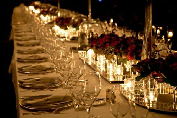 Elegante tavolo da pranzo a lume di candela allestito alla reception