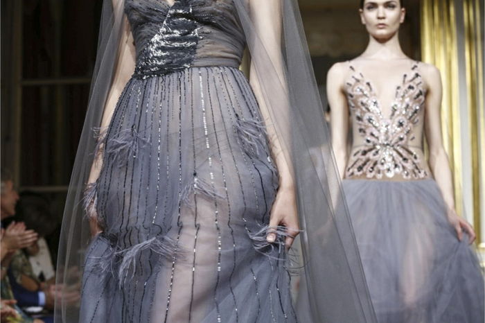 Couture klänning i grått tyllduk med applikationer och glittrande ränder, topp med veck och glitter