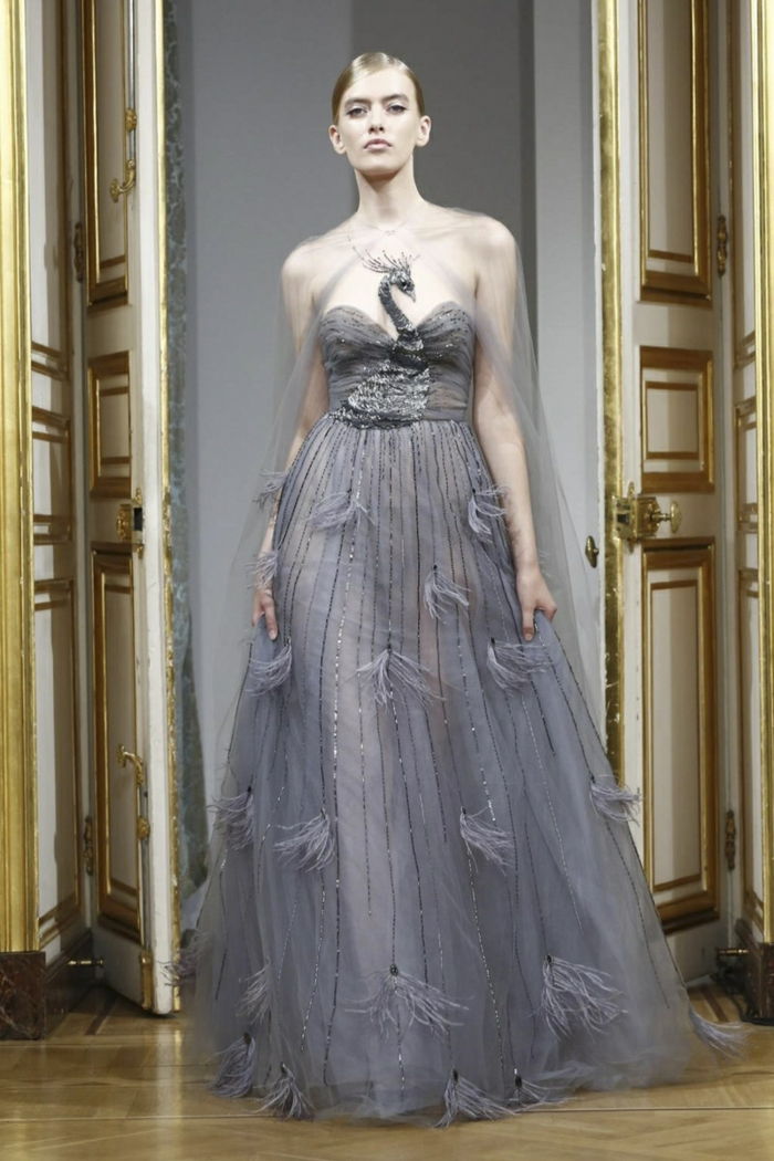Yanina Couture Collection - elegant långgrå stropplös klänning i lättvikt tyg med applikationer, pläterad topp med påfågelmotiv, bärs med en transparent tulleduk