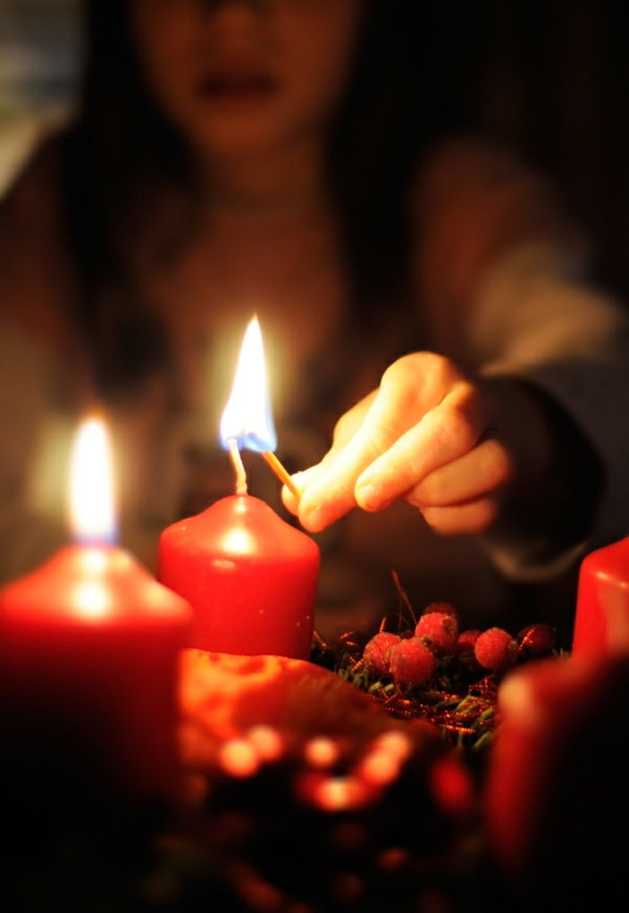 adventskranz-nápady-červeno-sviečky-moc-pekná