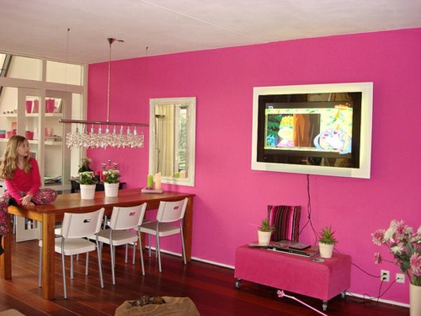 Akcent na stenu ružová kryštálová farba nad jedálenským stolom