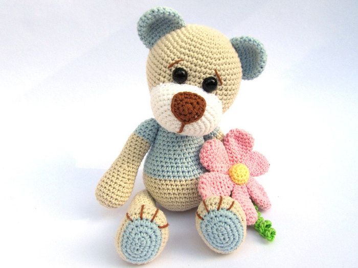 en bedårende teddy i flere farger, bjørnen har rosa blomst i hånden - amigurumi for nybegynnere
