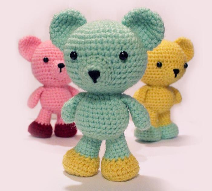 tre bjørner i forskjellige kombinasjoner - gul og grønn, grønn og gul, rosa og rød - Amigurumi instruksjoner