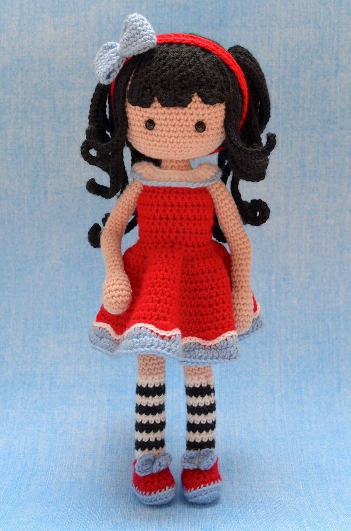 søt dukke med rød kjole, svart hår og søte sko - Amigurumi instruksjoner