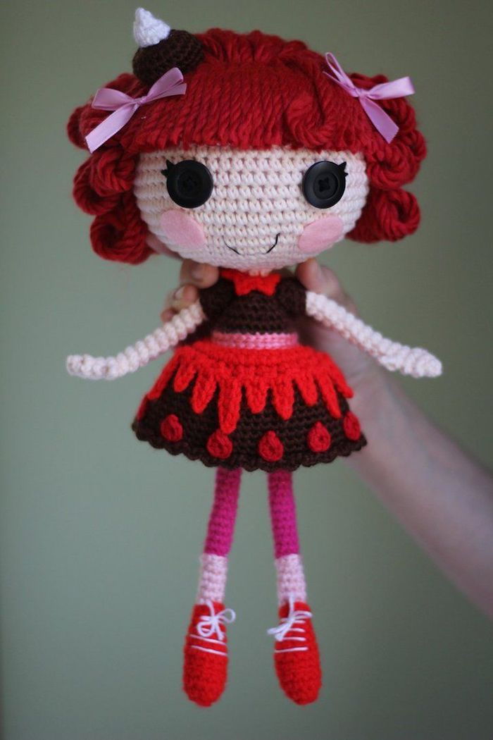 rødt hår, svart kjole med rødt ornament, hvit kropp - Amigurumi Häckelanleitung
