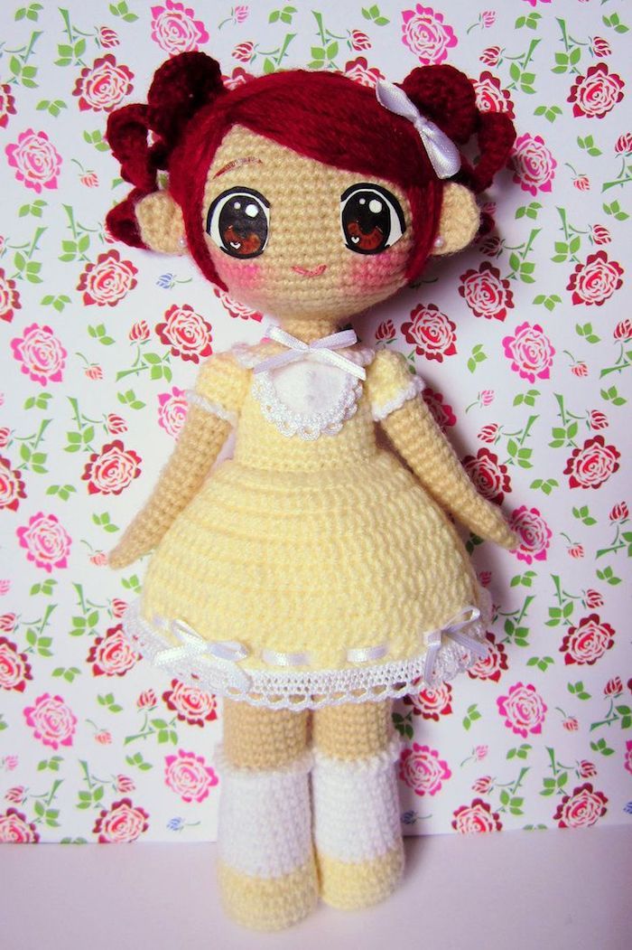 gul kjole fra en søt dukke med rødt hår og rosa bånd