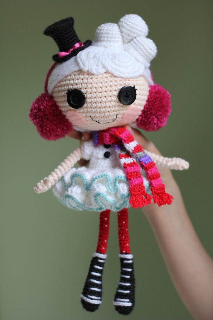 en søt dukke i hvit kjole og fargerikt skjerf - Amigurumi hekle mønster