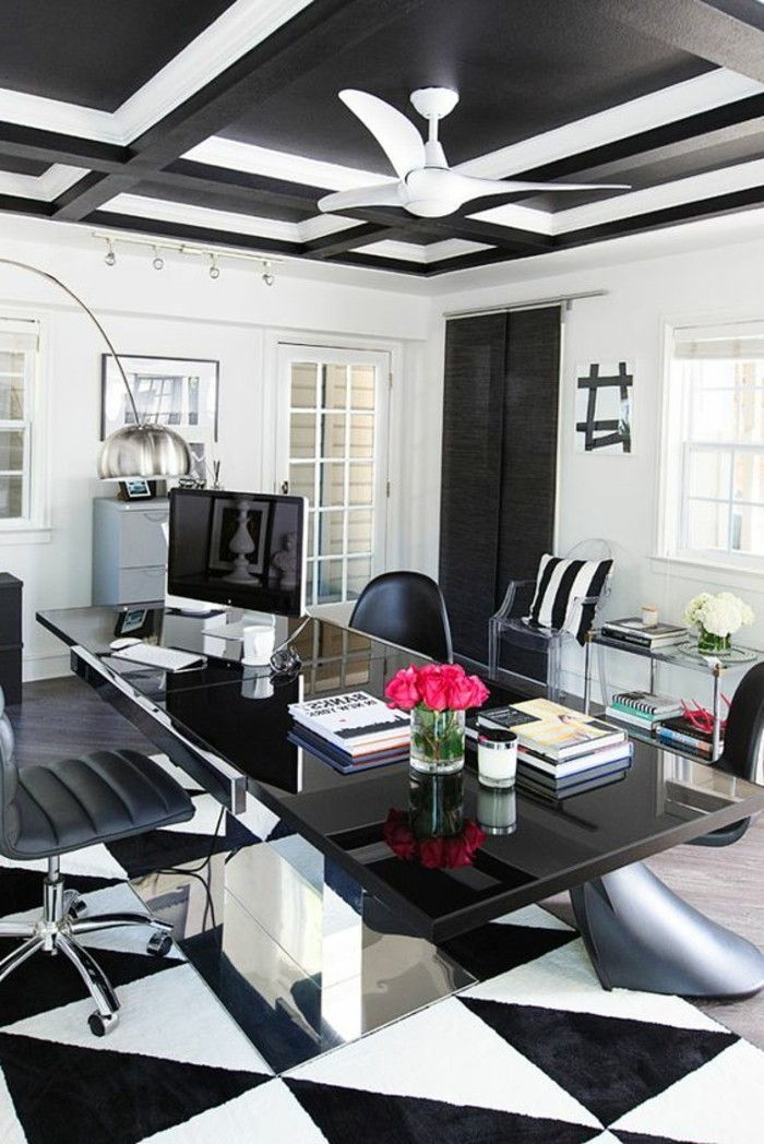 arbeitszimmer dizaino-ir-juoda-balta-rožinė gėlių-puikus-stalas-kėdė-juoda