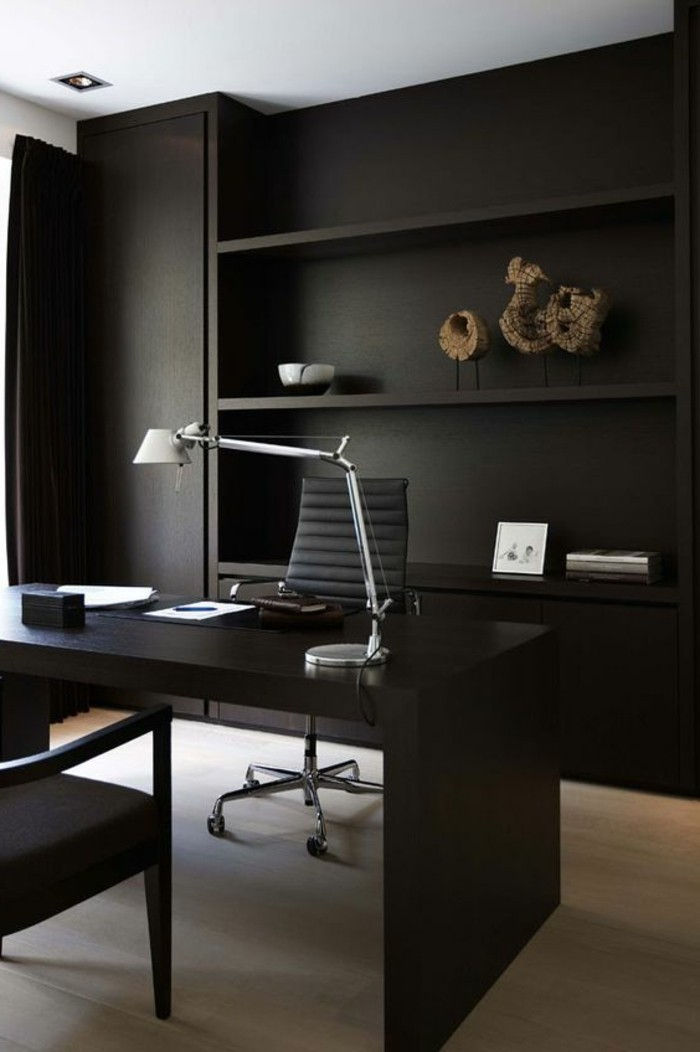 arbeitszimmer-idėjos-juoda-stalas-kėdė spinta-stalo lempa papuošalai