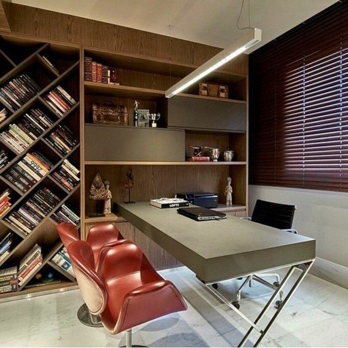 arbeitszimmer-idėjos kėdė-plytelės-spinta-lentynos-daug knygų-lempa-lamptop