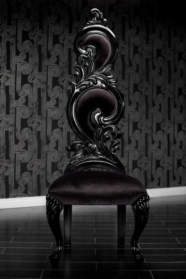attraktiv-gotisk-stol-i-svart