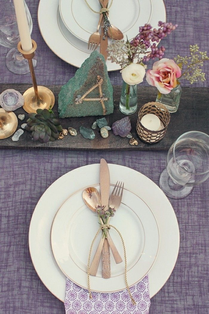 fancy miza dekoracija-s-majhnimi elementi
