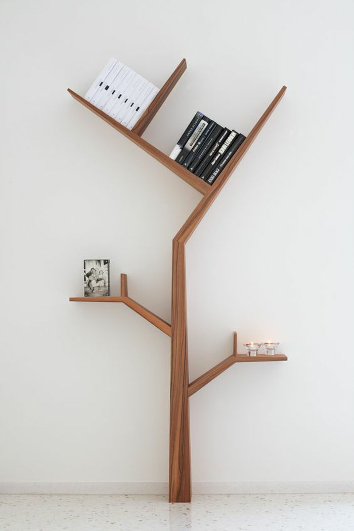 regał-own-build-drewniane-tree-świece-książki-DIY-idea-czarno-białe zdjęcia
